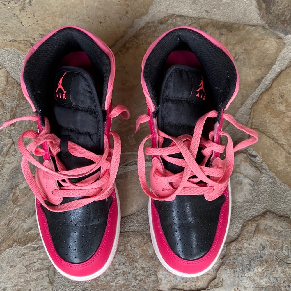 Girls size 6 air Jordan’s - lightly used